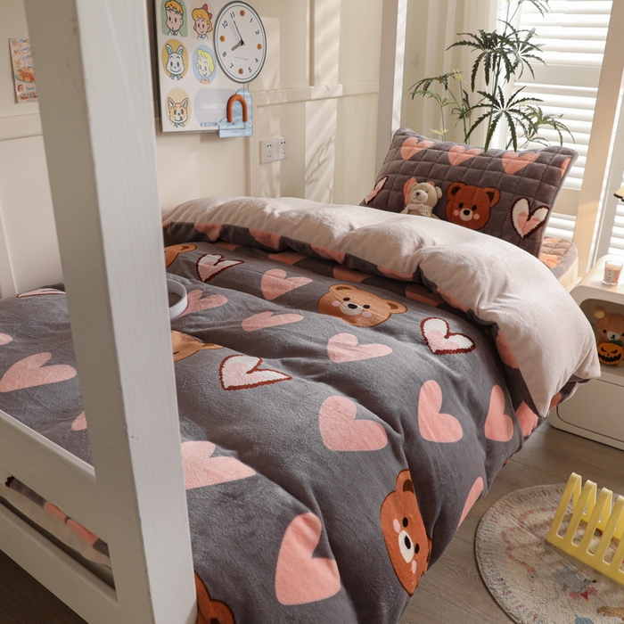 91家纺网 家纺一手货源 找家纺 爱思凯家纺 2025新款初心-牛奶绒学生床笠小号三件套 【初心】床笠-多米熊