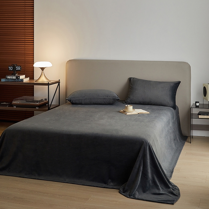 91家纺网 家纺一手货源 找家纺 千朵森 2025新款高克重全消光纯色牛奶绒套件四件套 风格二 墨灰