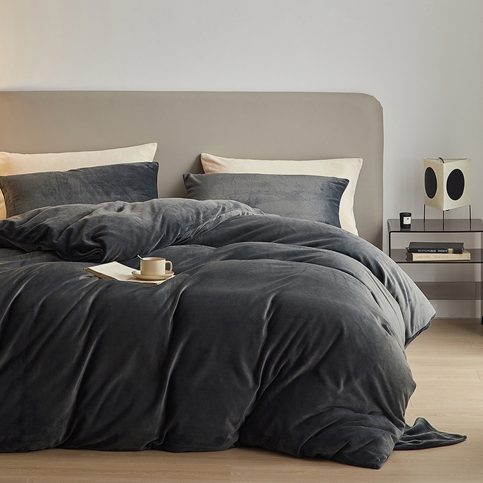 91家纺网 家纺一手货源 找家纺 千朵森 2025新款高克重全消光纯色牛奶绒套件四件套 风格二 墨灰