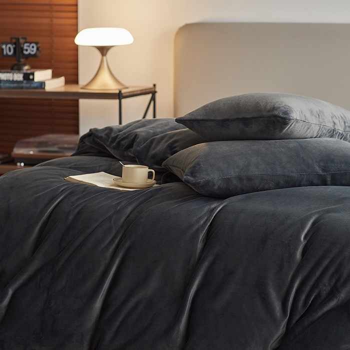 91家纺网 家纺一手货源 找家纺 千朵森 2025新款高克重全消光纯色牛奶绒套件四件套 风格二 墨灰