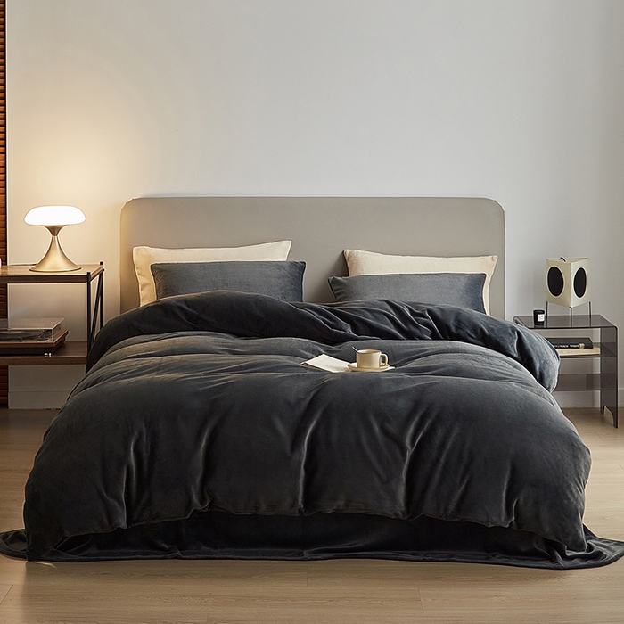 91家纺网 家纺一手货源 找家纺 千朵森 2025新款高克重全消光纯色牛奶绒套件四件套 风格二 墨灰