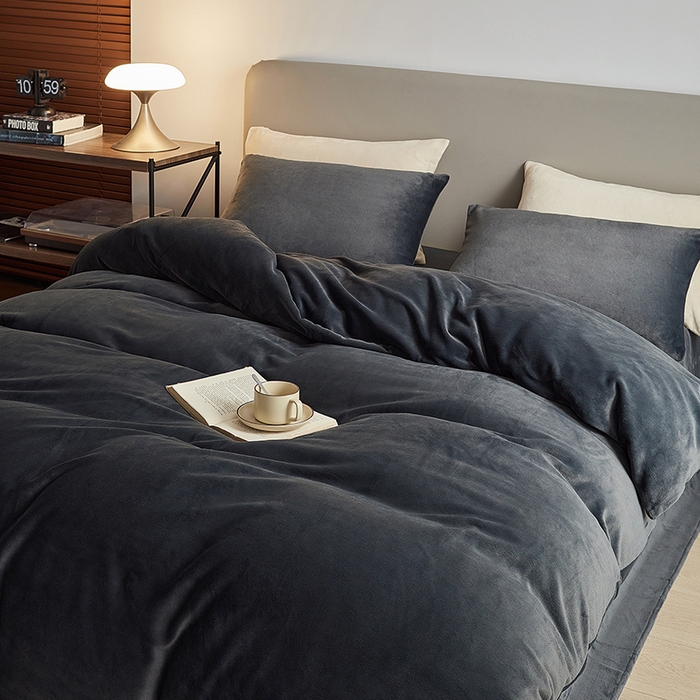 91家纺网 家纺一手货源 找家纺 千朵森 2025新款高克重全消光纯色牛奶绒套件四件套 风格二 墨灰