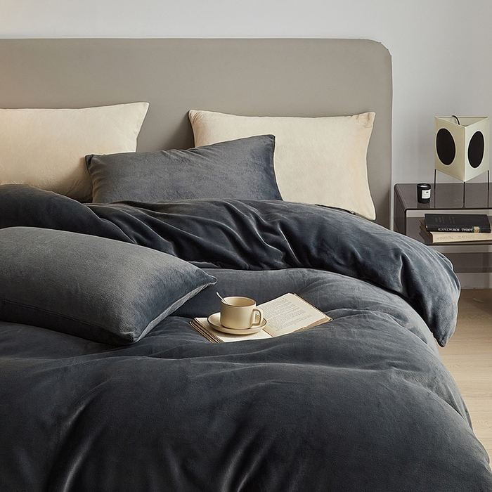 91家纺网 家纺一手货源 找家纺 千朵森 2025新款高克重全消光纯色牛奶绒套件四件套 风格二 墨灰