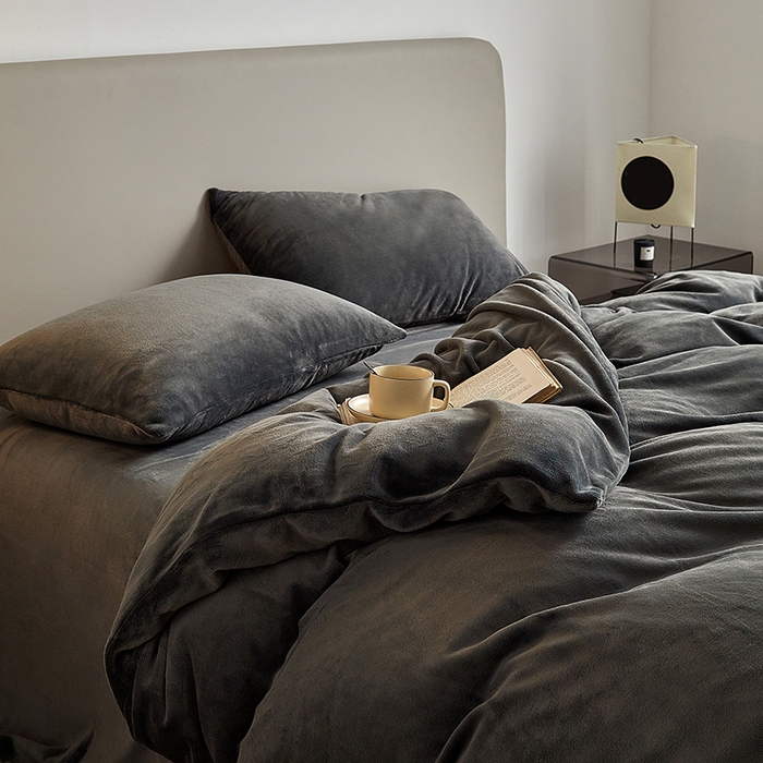 91家纺网 家纺一手货源 找家纺 千朵森 2025新款高克重全消光纯色牛奶绒套件四件套 风格二 墨灰