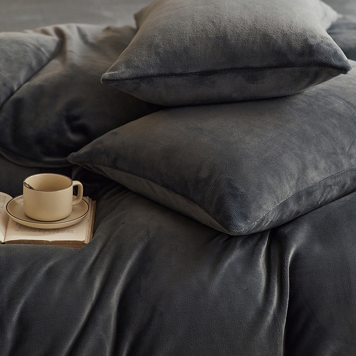 91家纺网 家纺一手货源 找家纺 千朵森 2025新款高克重全消光纯色牛奶绒套件四件套 风格二 墨灰