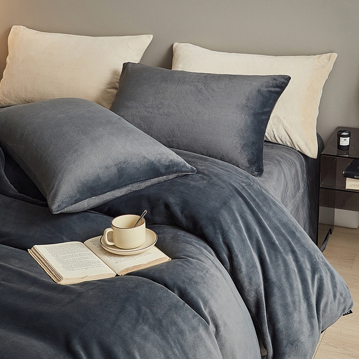 91家纺网 家纺一手货源 找家纺 千朵森 2025新款高克重全消光纯色牛奶绒套件四件套 风格二 墨灰