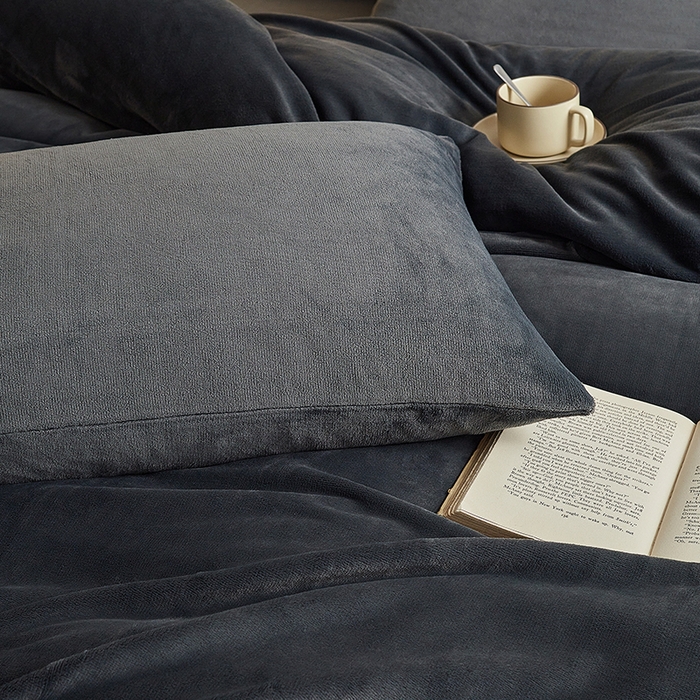 91家纺网 家纺一手货源 找家纺 千朵森 2025新款高克重全消光纯色牛奶绒套件四件套 风格二 墨灰