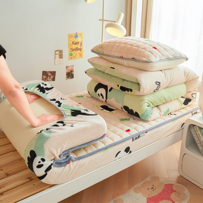 91家纺网 家纺一手货源 找家纺 爱思凯家纺 2025新款初心-牛奶绒学生床笠小号三件套 【初心】床笠-看熊猫