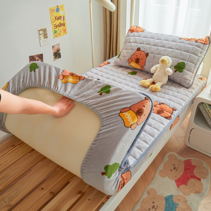 91家纺网 家纺一手货源 找家纺 爱思凯家纺 2025新款初心-牛奶绒学生床笠小号三件套 【初心】床笠-灰底卡拉