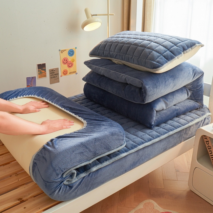 91家纺网 家纺一手货源 找家纺 爱思凯家纺 2025新款初心-牛奶绒学生床笠小号三件套 【初心】床笠-蓝灰