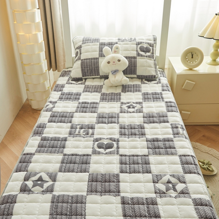 91家纺网 家纺一手货源 找家纺 爱思凯家纺 2025新款初心-牛奶绒学生床笠小号三件套 【初心】床笠-爱心棋盘格