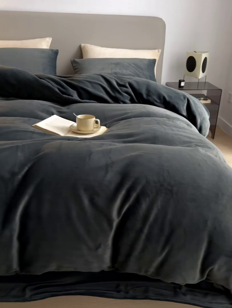 91家纺网 家纺一手货源 找家纺 千朵森 2025新款高克重全消光纯色牛奶绒套件四件套 风格二 墨灰