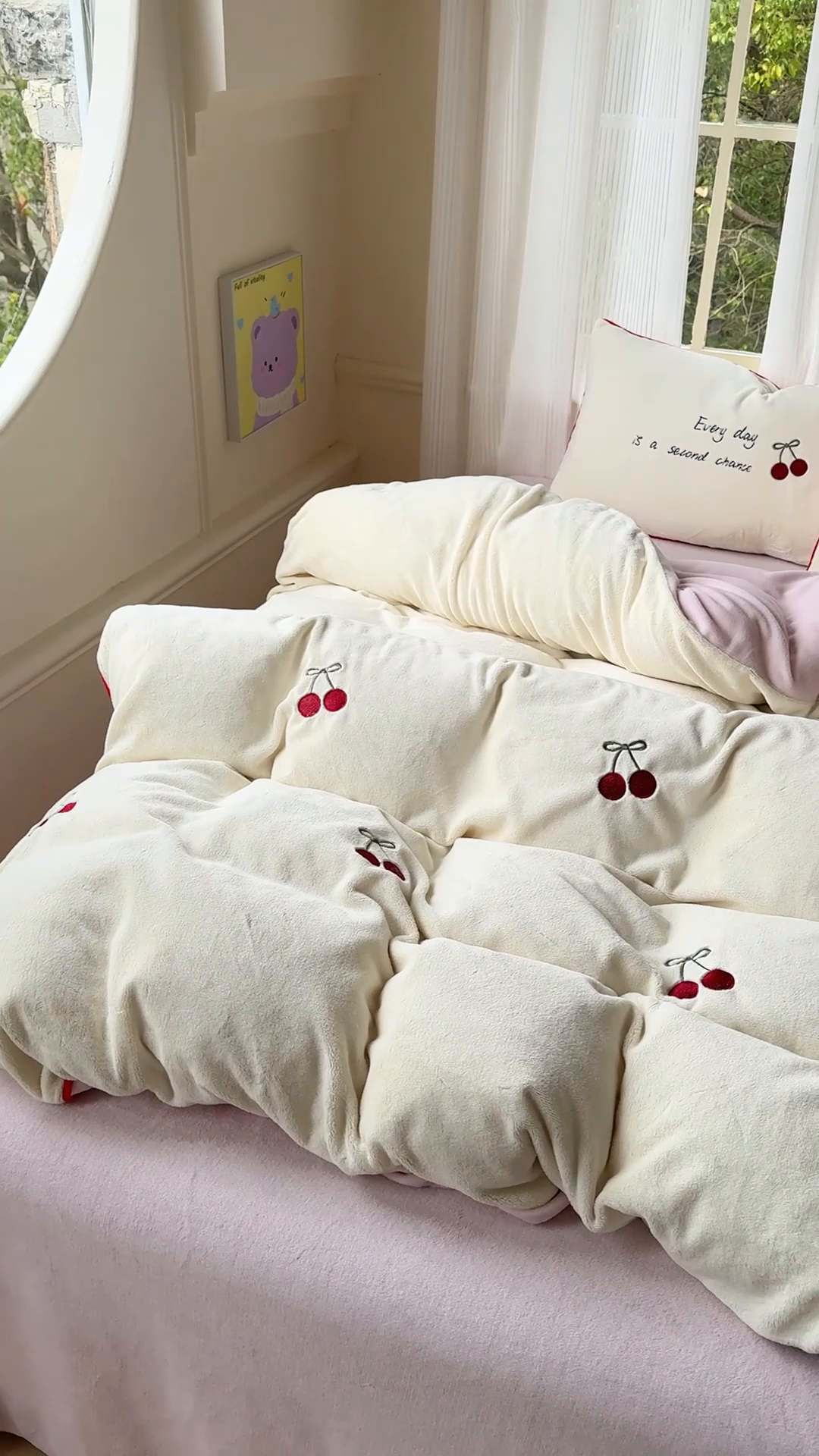 91家纺网 家纺一手货源 找家纺 KA家纺 2025新款绣花嵌绳牛奶绒四件套-元气满满系列 元气满满奶昔白粉