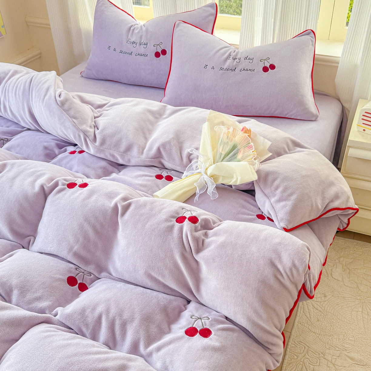 91家纺网 家纺一手货源 找家纺 KA家纺 2025新款绣花嵌绳牛奶绒四件套-元气满满系列 元气满满紫