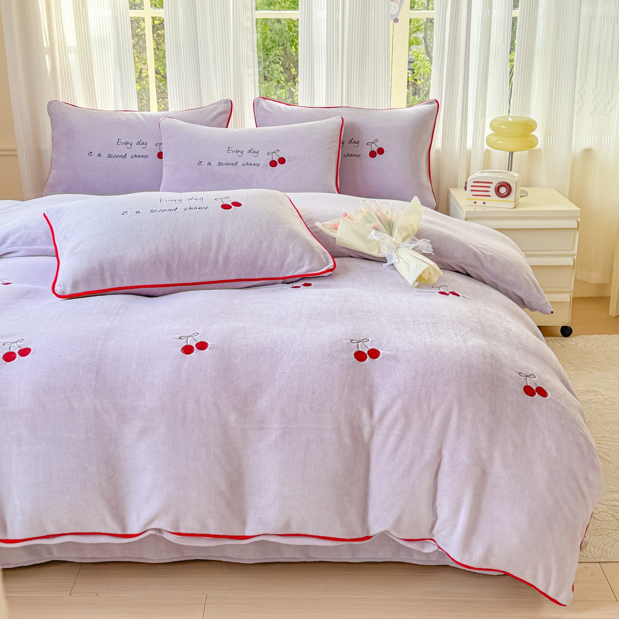 91家纺网 家纺一手货源 找家纺 KA家纺 2025新款绣花嵌绳牛奶绒四件套-元气满满系列 元气满满紫