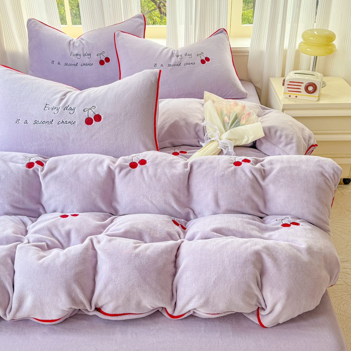 91家纺网 家纺一手货源 找家纺 KA家纺 2025新款绣花嵌绳牛奶绒四件套-元气满满系列 元气满满紫