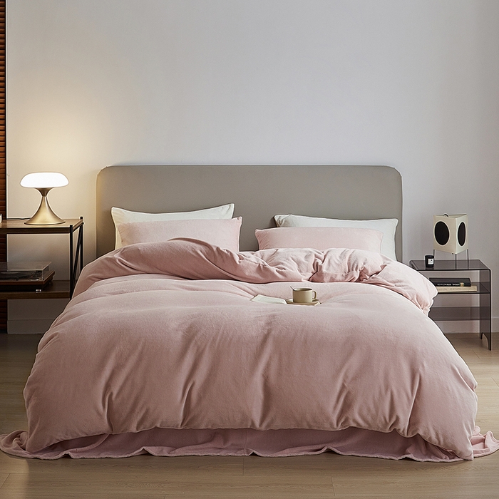 91家纺网 家纺一手货源 找家纺 千朵森 2025新款高克重全消光纯色牛奶绒套件四件套 风格二 藕荷粉