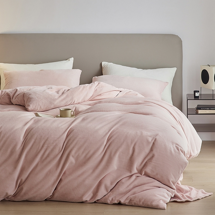 91家纺网 家纺一手货源 找家纺 千朵森 2025新款高克重全消光纯色牛奶绒套件四件套 风格二 藕荷粉