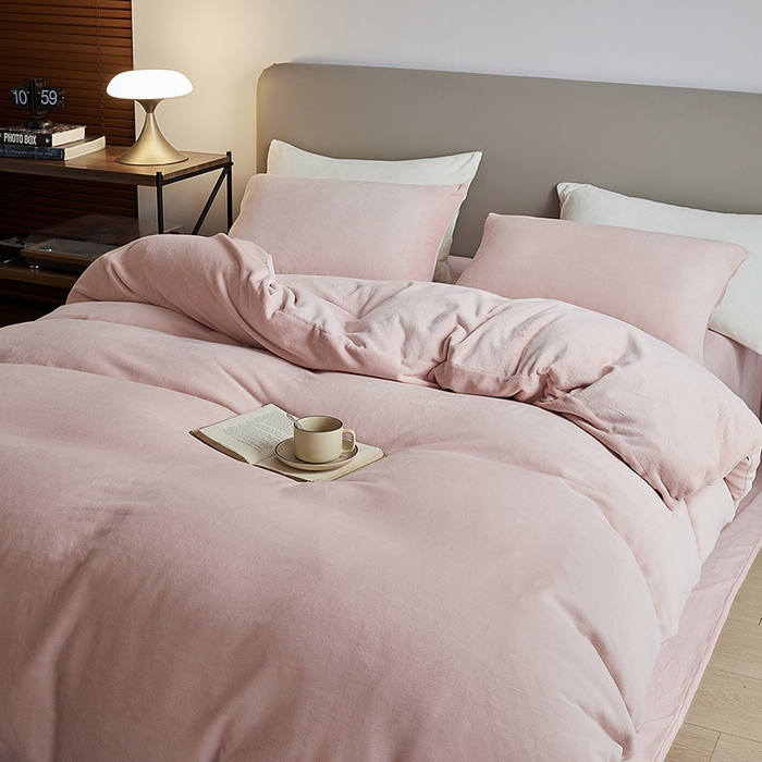 91家纺网 家纺一手货源 找家纺 千朵森 2025新款高克重全消光纯色牛奶绒套件四件套 风格二 藕荷粉