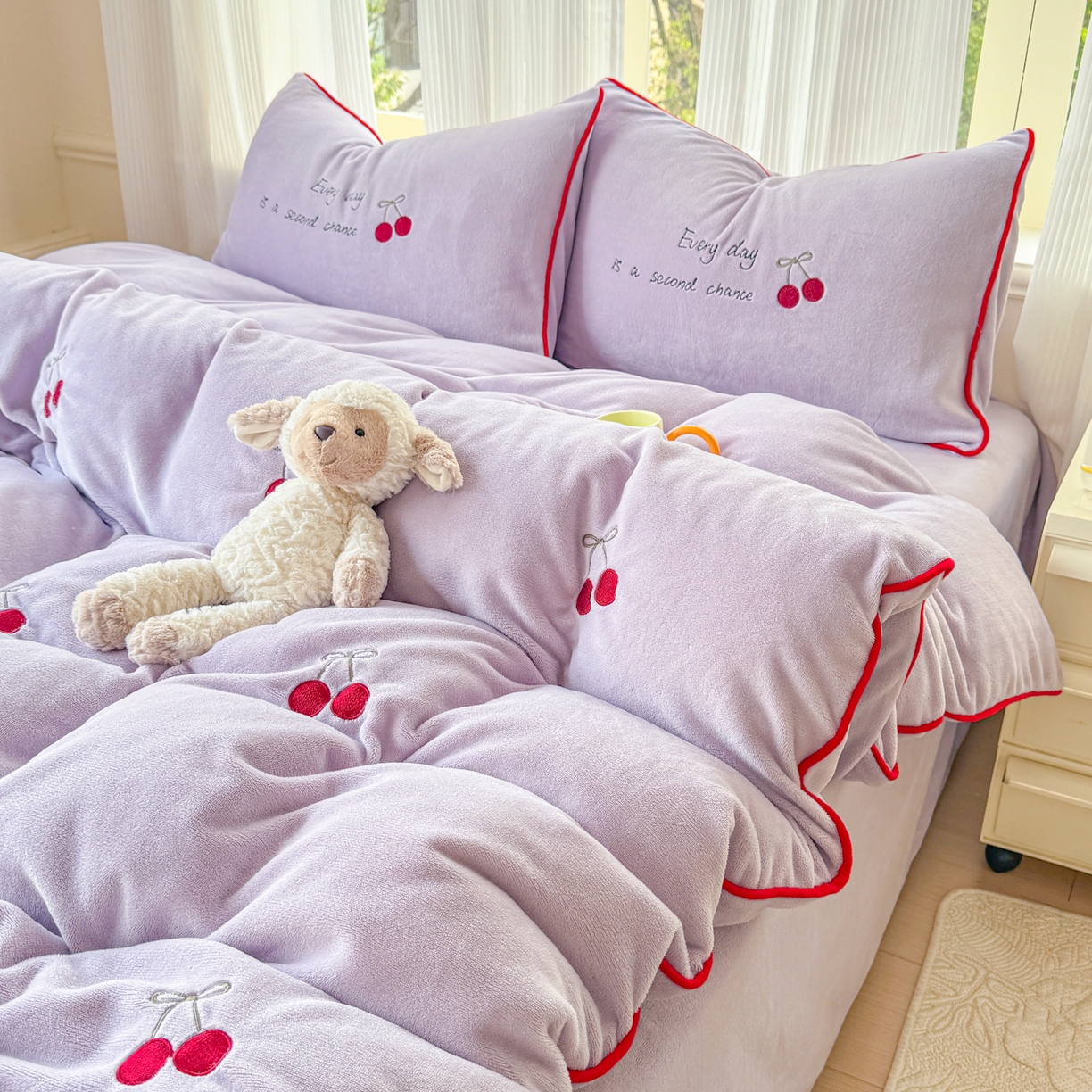 91家纺网 家纺一手货源 找家纺 KA家纺 2025新款绣花嵌绳牛奶绒四件套-元气满满系列 元气满满紫