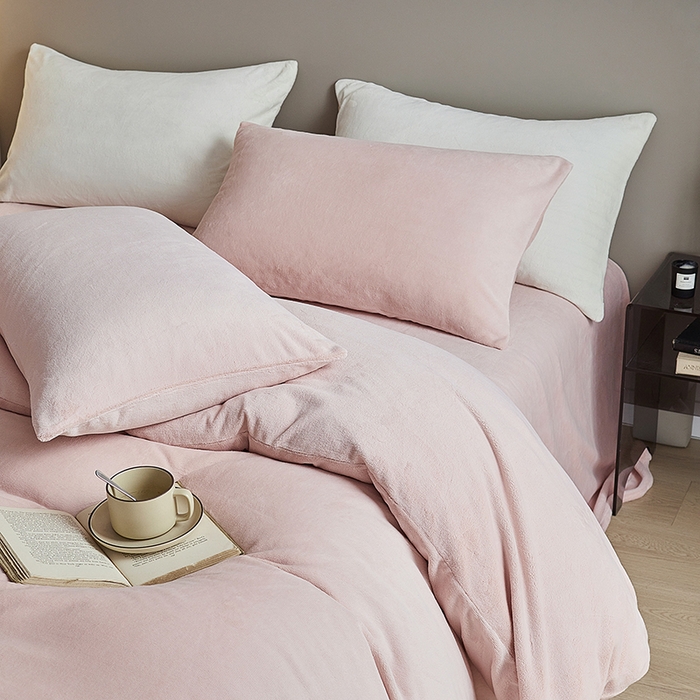 91家纺网 家纺一手货源 找家纺 千朵森 2025新款高克重全消光纯色牛奶绒套件四件套 风格二 藕荷粉