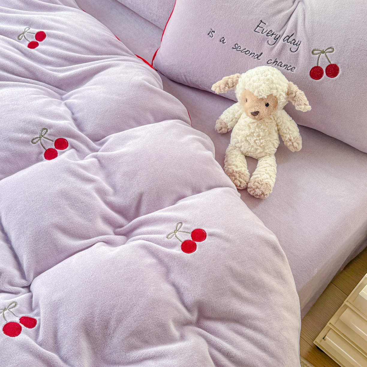 91家纺网 家纺一手货源 找家纺 KA家纺 2025新款绣花嵌绳牛奶绒四件套-元气满满系列 元气满满紫