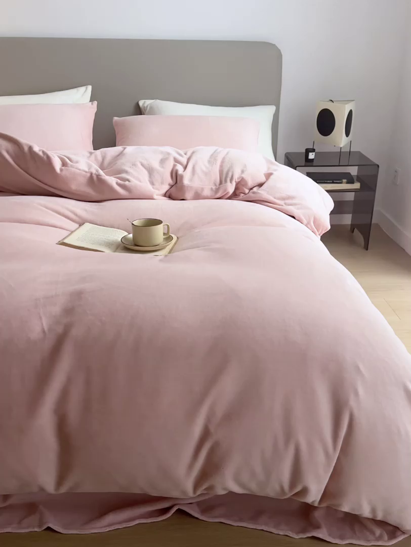 91家纺网 家纺一手货源 找家纺 千朵森 2025新款高克重全消光纯色牛奶绒套件四件套 风格二 藕荷粉