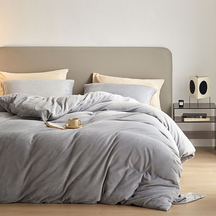 91家纺网 家纺一手货源 找家纺 千朵森 2025新款高克重全消光纯色牛奶绒套件四件套 风格二 太空灰