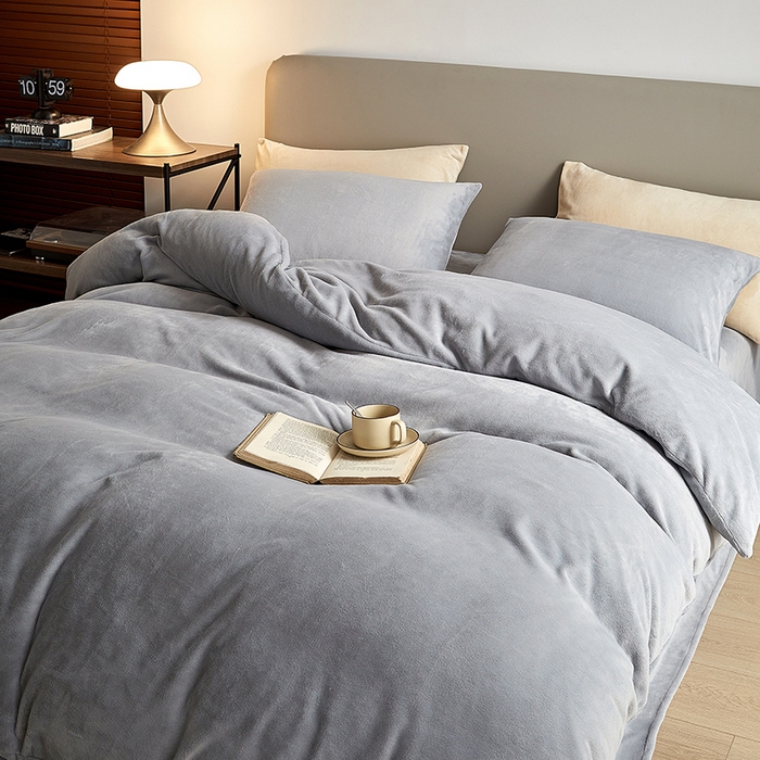 91家纺网 家纺一手货源 找家纺 千朵森 2025新款高克重全消光纯色牛奶绒套件四件套 风格二 太空灰