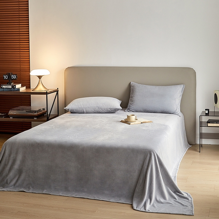 91家纺网 家纺一手货源 找家纺 千朵森 2025新款高克重全消光纯色牛奶绒套件四件套 风格二 太空灰