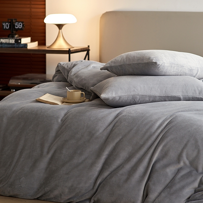 91家纺网 家纺一手货源 找家纺 千朵森 2025新款高克重全消光纯色牛奶绒套件四件套 风格二 太空灰