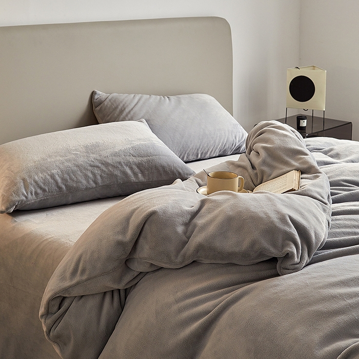 91家纺网 家纺一手货源 找家纺 千朵森 2025新款高克重全消光纯色牛奶绒套件四件套 风格二 太空灰