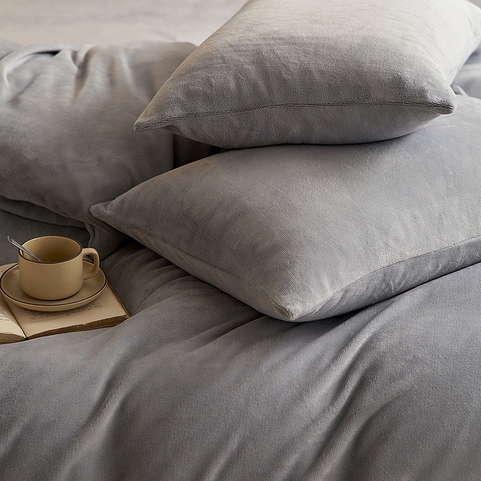 91家纺网 家纺一手货源 找家纺 千朵森 2025新款高克重全消光纯色牛奶绒套件四件套 风格二 太空灰