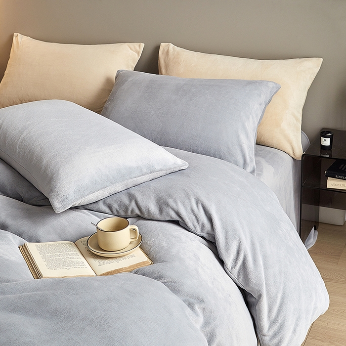 91家纺网 家纺一手货源 找家纺 千朵森 2025新款高克重全消光纯色牛奶绒套件四件套 风格二 太空灰