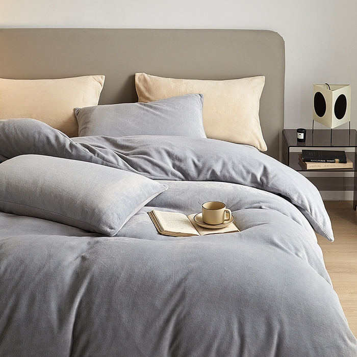 91家纺网 家纺一手货源 找家纺 千朵森 2025新款高克重全消光纯色牛奶绒套件四件套 风格二 太空灰