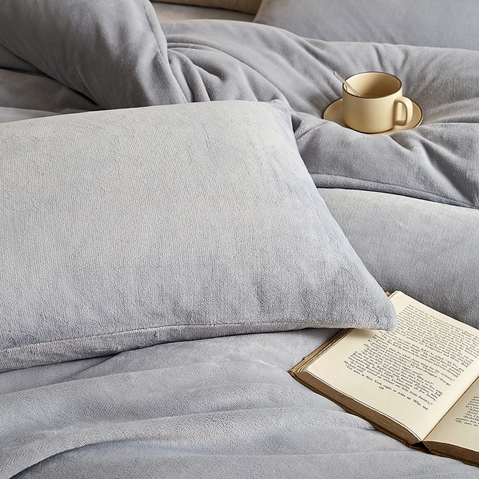 91家纺网 家纺一手货源 找家纺 千朵森 2025新款高克重全消光纯色牛奶绒套件四件套 风格二 太空灰