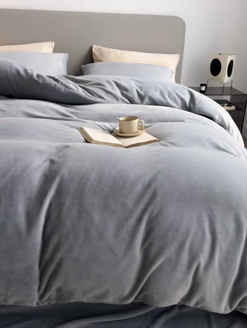91家纺网 家纺一手货源 找家纺 千朵森 2025新款高克重全消光纯色牛奶绒套件四件套 风格二 太空灰