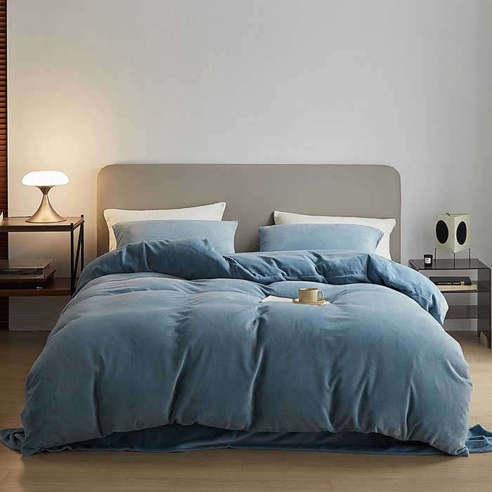 91家纺网 家纺一手货源 找家纺 千朵森 2025新款高克重全消光纯色牛奶绒套件四件套 风格二 微蓝