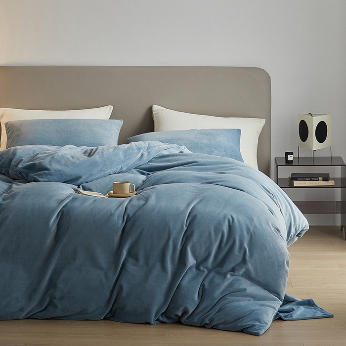 91家纺网 家纺一手货源 找家纺 千朵森 2025新款高克重全消光纯色牛奶绒套件四件套 风格二 微蓝