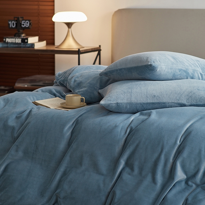 91家纺网 家纺一手货源 找家纺 千朵森 2025新款高克重全消光纯色牛奶绒套件四件套 风格二 微蓝