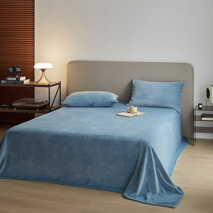 91家纺网 家纺一手货源 找家纺 千朵森 2025新款高克重全消光纯色牛奶绒套件四件套 风格二 微蓝