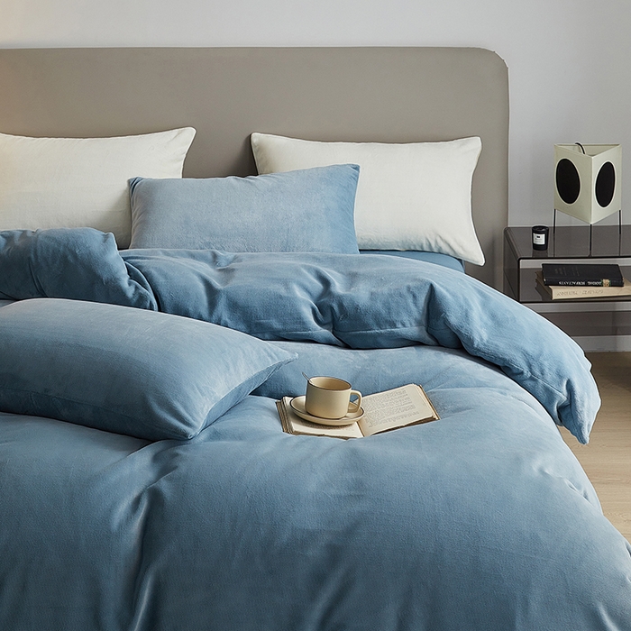 91家纺网 家纺一手货源 找家纺 千朵森 2025新款高克重全消光纯色牛奶绒套件四件套 风格二 微蓝