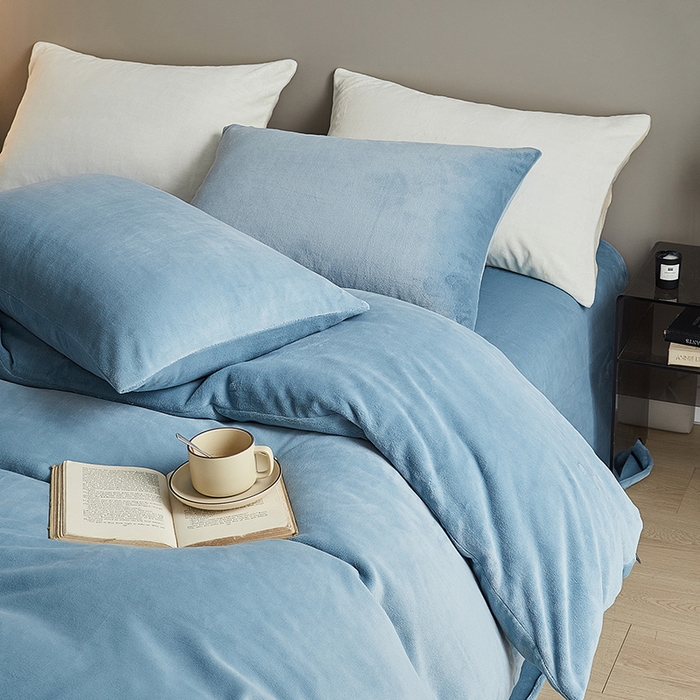 91家纺网 家纺一手货源 找家纺 千朵森 2025新款高克重全消光纯色牛奶绒套件四件套 风格二 微蓝