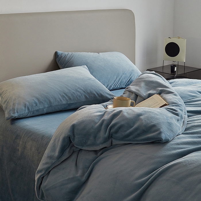 91家纺网 家纺一手货源 找家纺 千朵森 2025新款高克重全消光纯色牛奶绒套件四件套 风格二 微蓝