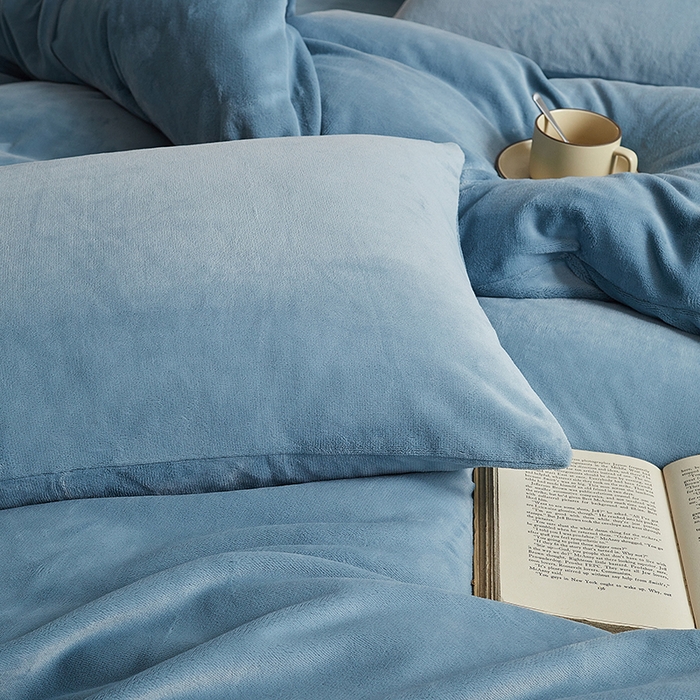 91家纺网 家纺一手货源 找家纺 千朵森 2025新款高克重全消光纯色牛奶绒套件四件套 风格二 微蓝