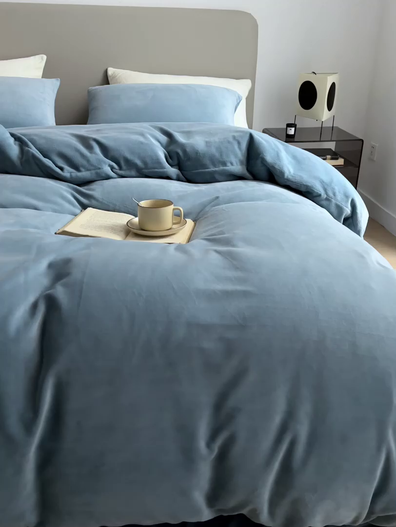 91家纺网 家纺一手货源 找家纺 千朵森 2025新款高克重全消光纯色牛奶绒套件四件套 风格二 微蓝