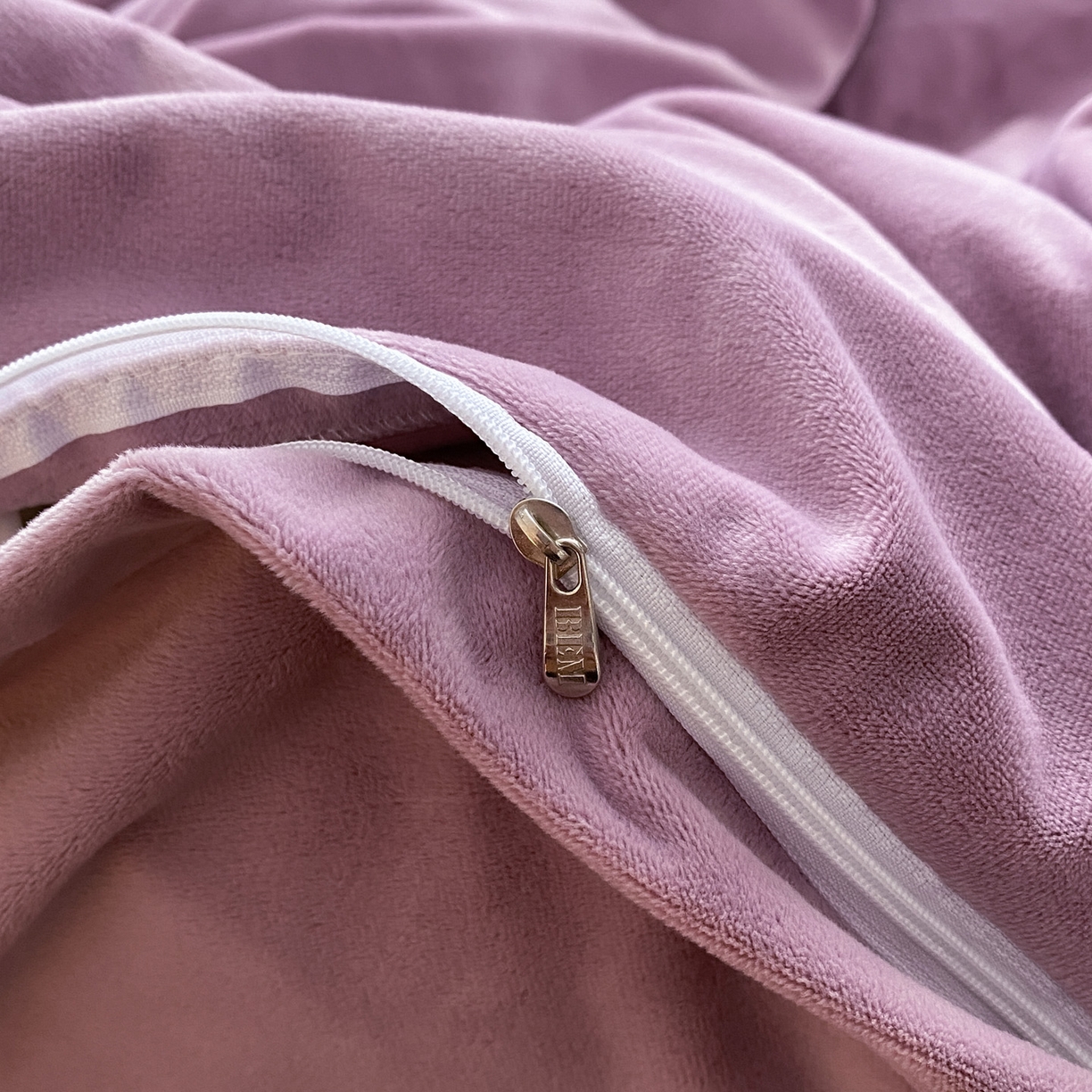 91家纺网 家纺一手货源 找家纺 如一 2025新款水晶绒双拼刺绣郁金香系列四件套 郁金香-安娜紫