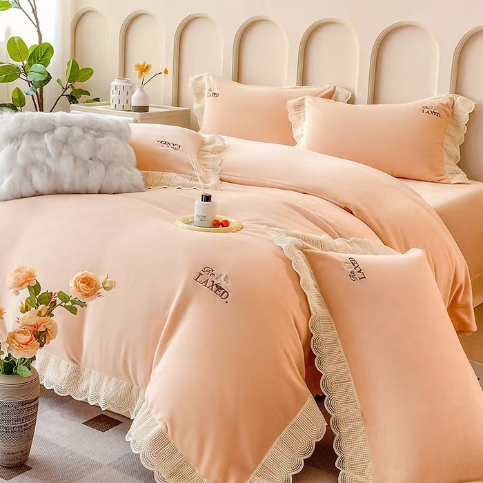 91家纺网 家纺一手货源 找家纺 席之家 2025新款公主风蕾丝花边刺绣牛奶绒四件套 少女风-卡其玉