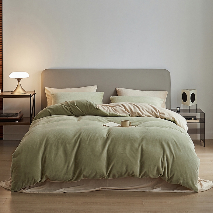 91家纺网 家纺一手货源 找家纺 千朵森 2025新款高克重全消光纯色牛奶绒套件四件套 风格二 绿芙配郁香金