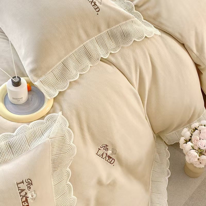 91家纺网 家纺一手货源 找家纺 席之家 2025新款公主风蕾丝花边刺绣牛奶绒四件套 少女风-奶咖